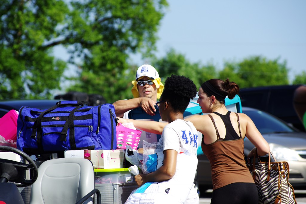 Gerald Davis (left) helps during new student move- in Thursday, Aug. 21. More than 200 volunteers, including student organizations, alumni, staff and friends  helped move nearly 1,200 students into their rooms during the annual tradition of Freshmen Move-In. 